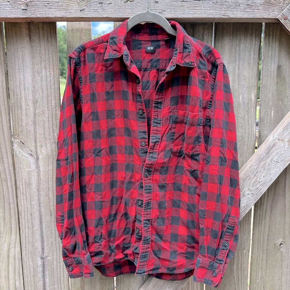 Uniqlo Red and Black Checkered Plaid Button Down Collared Shirt